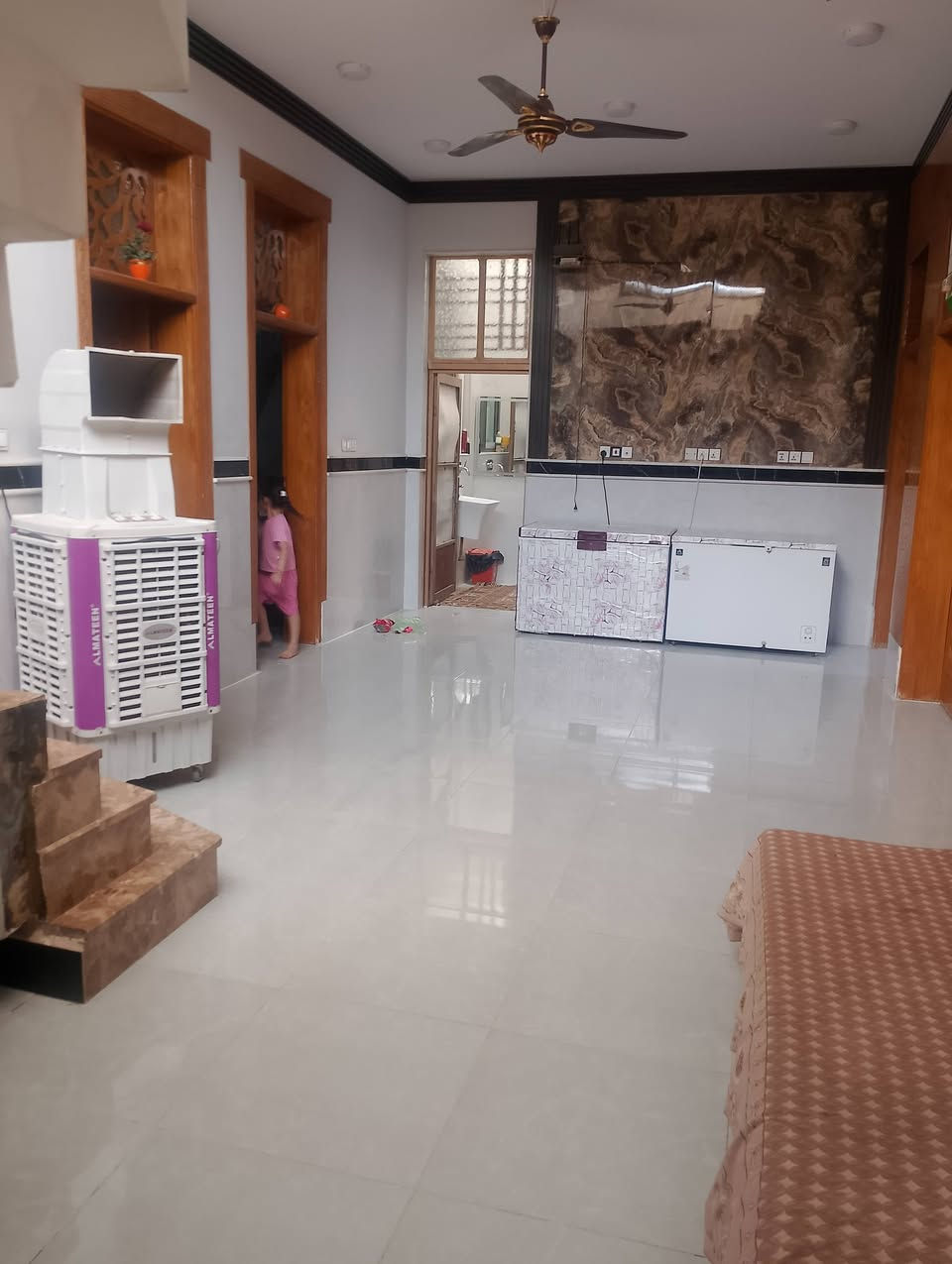 🏠دار للبيع  مساحه 270م  طابقين يحتوي الطالق الارضي   على غرفه العدد2 مع صاله + صاله ضيوف + استقبال مجمع صحي داخلي ومجمع صحي خارجي 
يحتوي الطابق الثاني على غرفتين وصالتين 
بناء حديث أقل من السنتين
الموقع القاسم الجديدة شارع ال گهار 
الاستفسار 
***********
