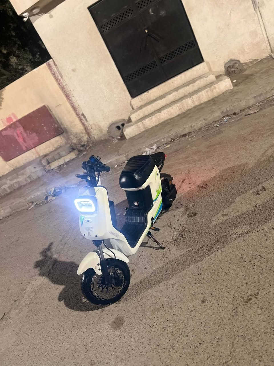 السلام عليكم ماطور شحن للبيع ماطور أخوه الجديد كلو شغال بيها بطاري وحد منتفخ ماطور شغال كامل يمشي حقيقي ٨٠ السعر 275 وبيها مجال
