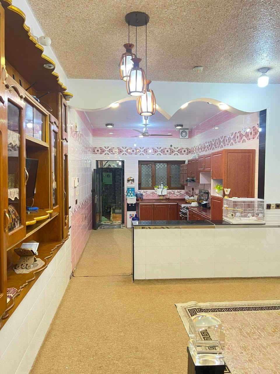 السلام عليكم 
بيت للبيع طابقين المساحه 160حي العصري 
قضاء الحي 
الاستفسار على الرقم ***********
