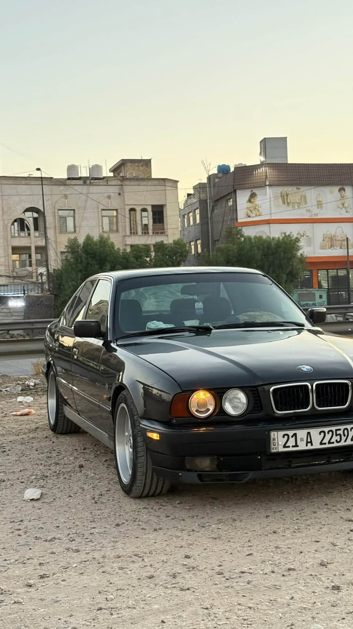 بي ام موديل ١٩٩١ تك فانوس مسكر سيارة جاهزة من كلشي
كير ومحرك حاوية جدد مشدود 
ويلات قياس ١٧ تخم تاير جواها جديد
غوفتها حلوة ونضيفة السيارة ناصبة ومرتبة وجاهزة
تبريدها شغال ومنضومتة كاملة فقط الغاز بي نقص
رقم سليماني تحويل وكالة اي شي كلة جاهز 
السيارة معروضة بـ٦٠ ورقة هـ***********
