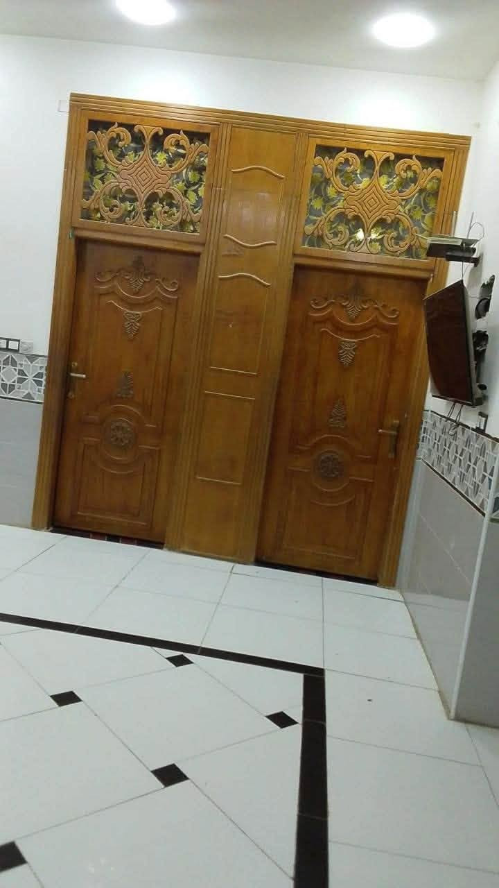 بيت للبيع طابقين كونكريت مسلح شيش ابوخمسه وطابوك جمهوري وبناء درجه اولى الطابق الاول براني 8*4 والمطبخ 5*5 والصاله 5*9 وغرفتين 4*4 والطابق الثاني غرفه فوق البراني 8*4 والثانيه 5*5 مع صاله وسويت كامل صحيات وسطح مطلوب اسكان 53 مليون 
(وبليد) اتصل على رقم 
***********  او واتساب 
العنوان / شارع سالم
