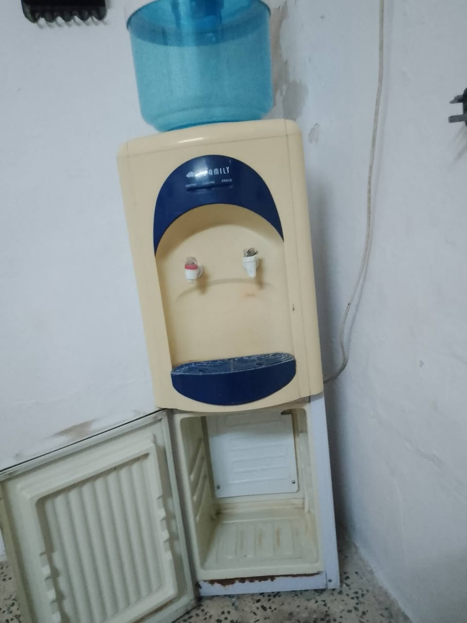 ثلاجه للبيع سعره 50وبيه مجال بسيط عنوانه كراج الشمال تواصل عل رقم ***********

