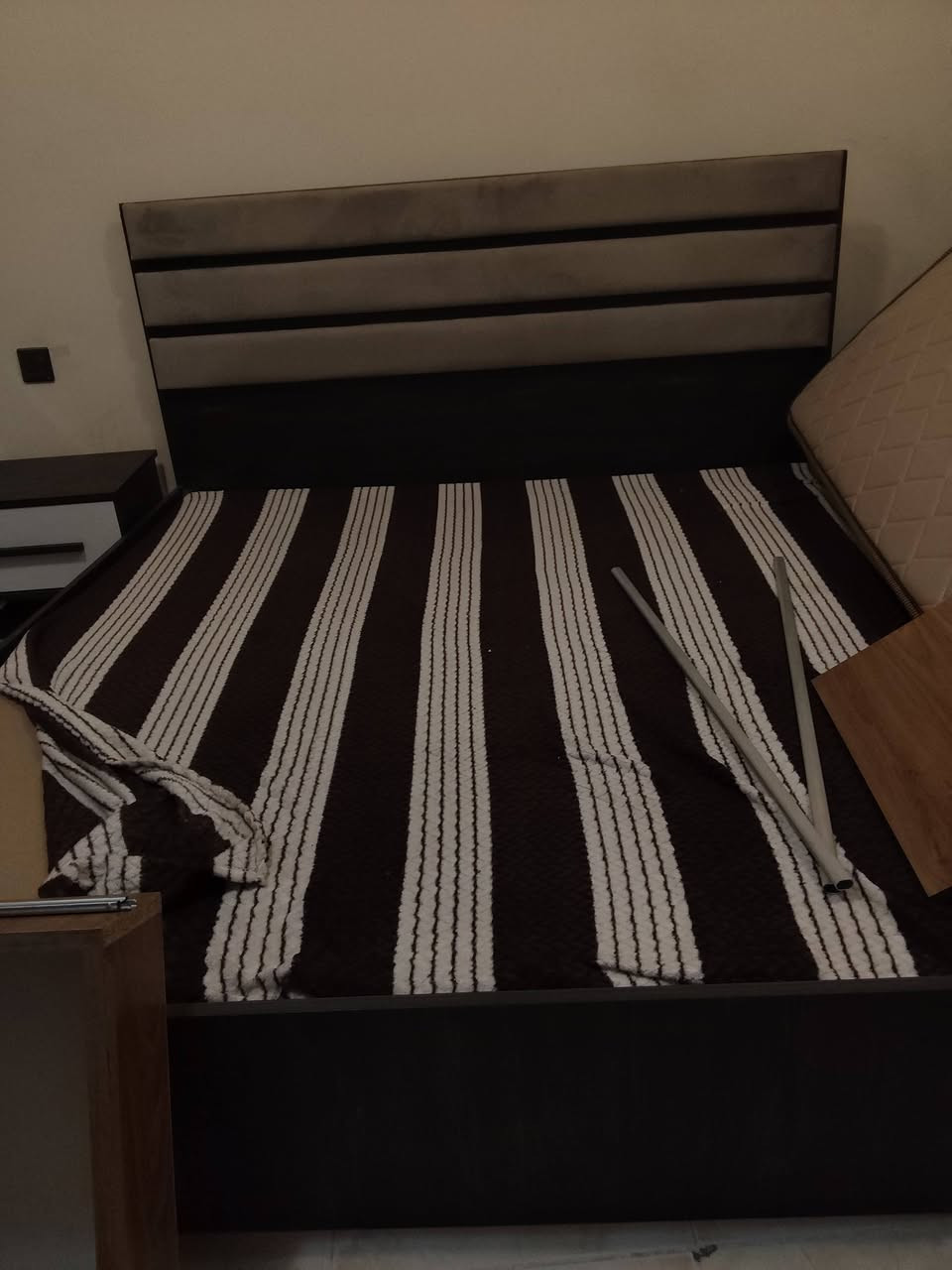 للبيع: سرير غرفة نوم بحالة ممتازة وبشكل عصري أنيق 🛏️🔥
للتفاصيل والاتفاق، يرجى مراسلتنا على هذه الرقم 
***********
