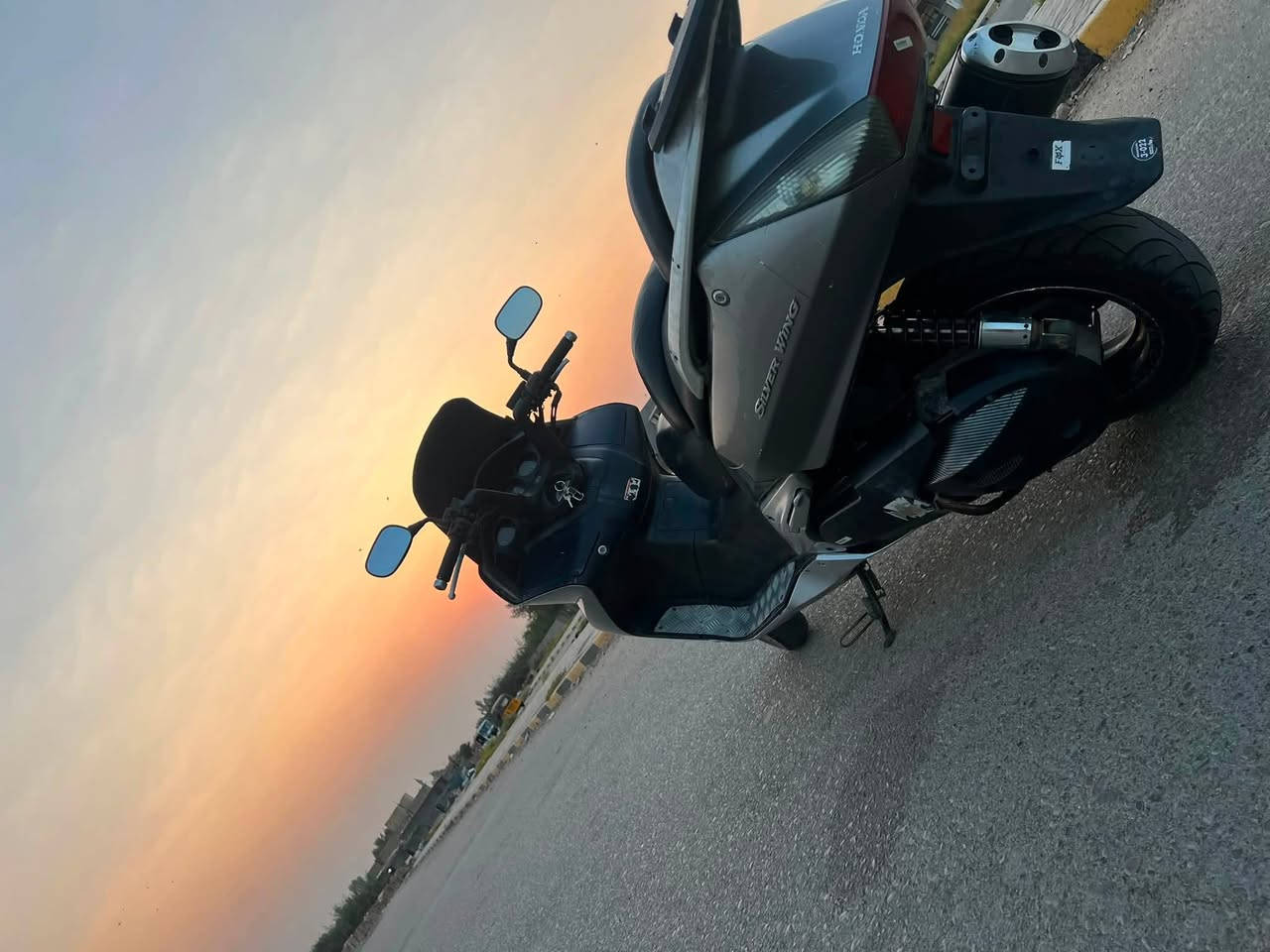 سلام عليكم
سلفر للبيع 
دراجه كامله 
بس دبلات نص عمر 
مكان بغداد محموديه 
رقم ***********
