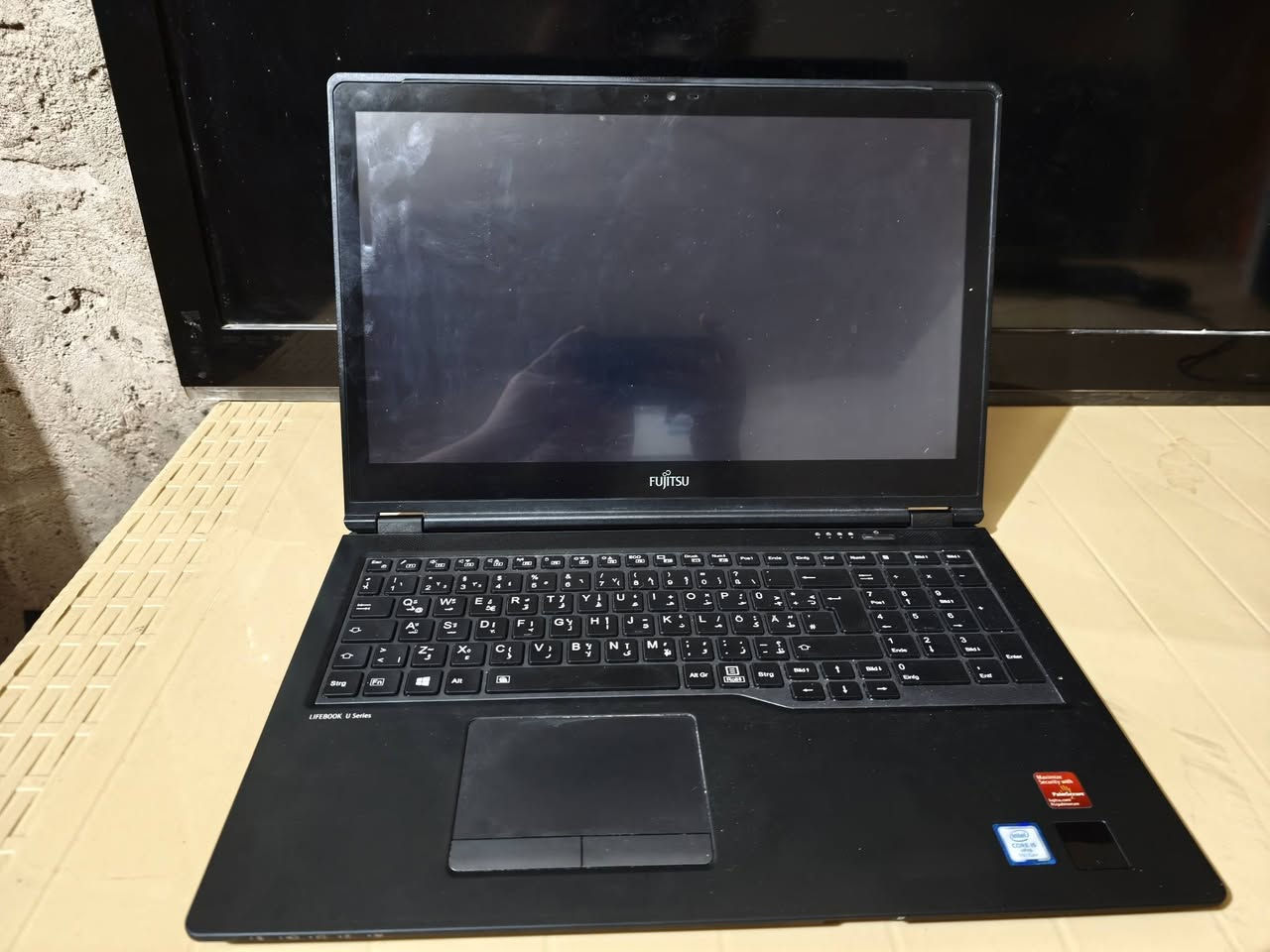 لابتوب Fujitsu ياباني نضيف جداً مع ملحقات اضافيه
للباحثين عن السرعة، الدراسات، والعمل المكتبي: لابتوب Fujitsu (LIFEBOOK U Series) بحالة ممتازة ونظيفة جداً، منظم وجاهز للاستخدام مباشرة مع البرامج والألعاب الخفيفة.
 المواصفات الفنية:
المعالج: Intel Core i5 (الجيل السابع) - أداء سريع وممتاز.
الذاكرة العشوائية (RAM): 8 جيجابايت.
التخزين (سريع جداً): SSD بحجم 128 جيجابايت للنظام والسرعة.
تخزين إضافي: HDD خارجي/إضافي بحجم 500 جيجابايت للملفات والألعاب.
البرامج والألعاب: منشور عليه نظام جاهز كامل + برامج أساسية + مجموعة ألعاب خفيفة.
 الهدايا والملحقات المرفقة:
 مبرد لابتوب احترافي (Cooling Pad) ماركة TeckNet بـ 3 مراوح تبريد لضمان أفضل أداء.
 ماوس خارجي.
 كيبورد خارجي.
 السعر والتفاصيل:
السعر المطلوب: 300,000 دينار عراقي (وبيها مجال بسيط ).
المكان / التوصيل: [كربلاء حي الرسالة يوجد خدمة توصيل]
للاستفسار:***********
