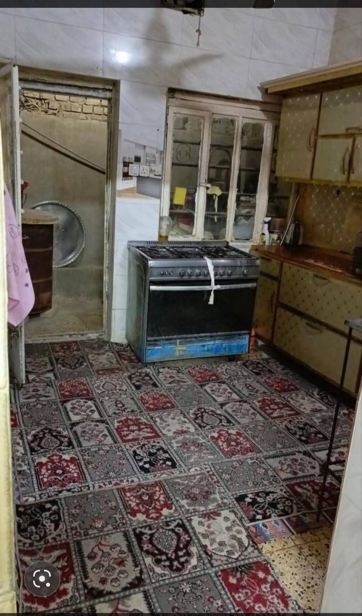 السلام عليكم الدار للبيع مساحته 105طابقين طابو صرف العنوان الزعفرانيه شارع المعهد قرب جامع وحسينيه المصطفى  رقم الهاتف***********  طابقين
 الطابق الاول يتكون من (استقبال وصاله وهول وغرفه نوم وصحيات ومطبخ وترك ومنور) 
الطابق الثاني  (غرفتين وصاله وصحيات وسطح)
