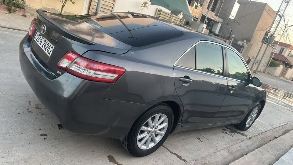 السلام عليكم كامري 2011 SE بدون صبغ فقط جلغ البونيد وسقف قليل مع بطاقة بانزين السعر 104 وبي مجال بسيط  ***********
