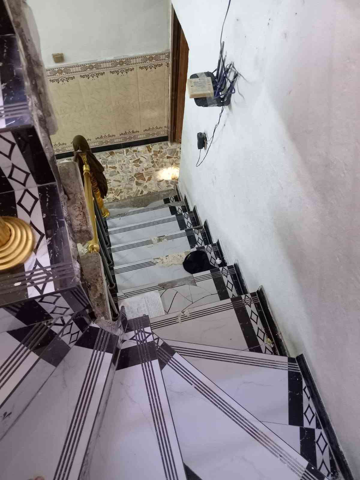 السلام عليكم بيت كامل للبيع المساحة 144بسمي تحويل مباشر قطاع 76 مقابيل 33 داخل فرع منه للشارع العام 
التفاصيل داخل المنشور السعر 190 وبي مجال بسيط 
للستفسار ***********

نص مكتوب في الصور:
- 7x4
- 4x5
- 4×4