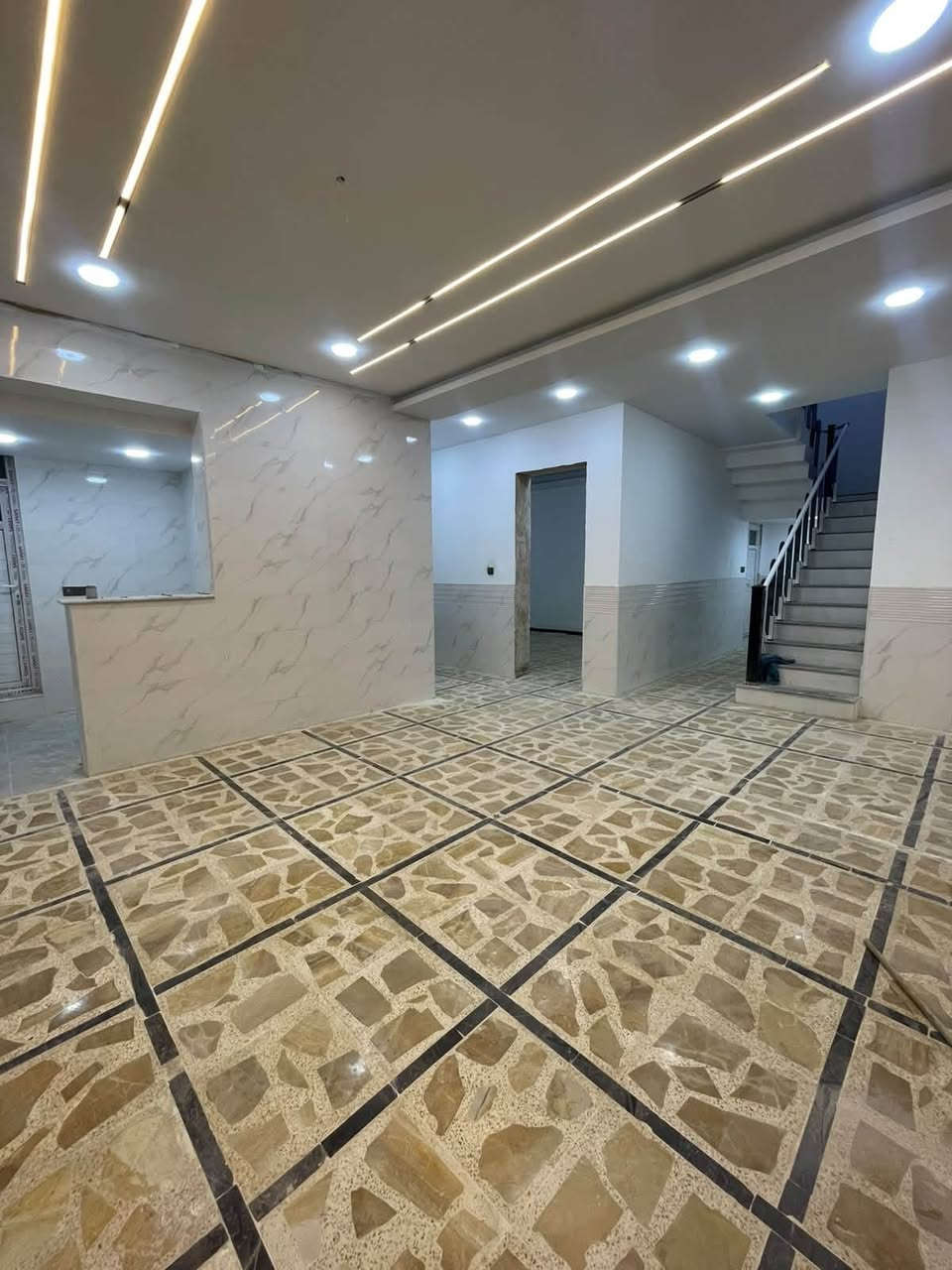 دار اللبيع حي الخضراء 
مساحه 247 م 
شارع20 
بناء 2013محدث 26
بناء كله طابوك 
5 غرف نوم 
صاله ستقبال 
مطبخ 
شي كلش حلو 
ومكان موميز
وربي يرزق كلمن ماعنده بيت وبارك برزقكم 
تفاصيل داخل لصور 
***********
