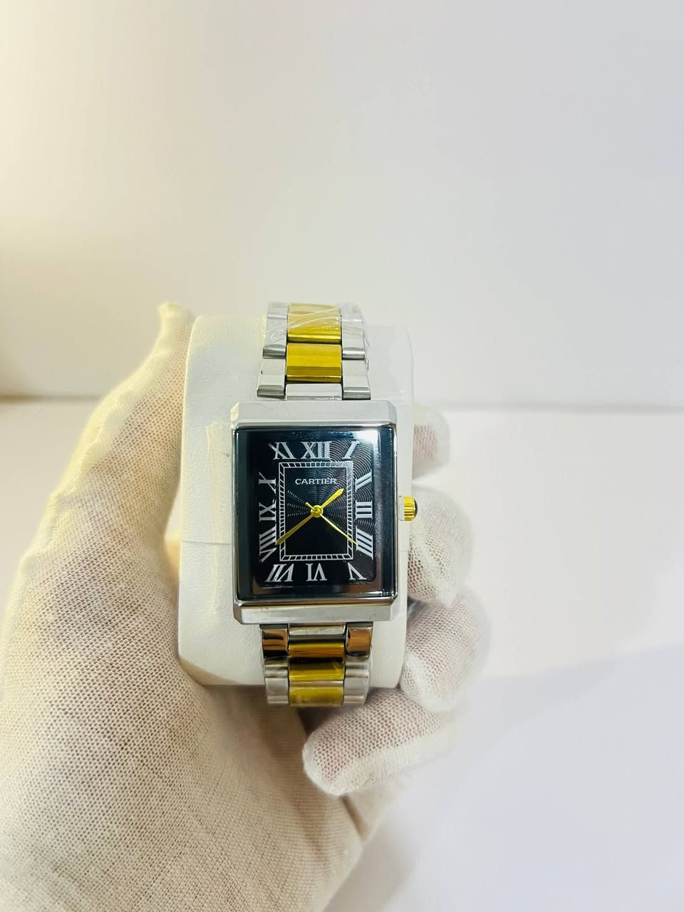 كارتير تانك (Cartier Tank) – الأناقة الكلاسيكية بين يديك مناسبة للمناسبات والاستعمال اليومي والإهداء ✨
تصميم مستطيل فاخر يجمع بين الأصالة والعصرية،بلمسات تعكس ذوقك الرفيع وبأربع الوان 😍.

المواصفات والتفاصيل:

🪙 المعدن: ستانلس ستيل وزن ثقيل مقاوم للصدأ.
⚜️ التصميم: هيكل مستطيل مع أرقام رومانية كلاسيكية وحجر أزرق ملكي على تاج الضبط.
✍️ التوثيق: ختم شعار كارتير متوفر على المينا، الظهر، وقفل الساعة.

السعر للقطعة الواحدة 14 الف والتوصيل مجاني
السعر للقطعتين 25 الف 
مع بوكس هدية مناسب للإهداء
التوصيل متوفر لجميع محافظات العراق 🇮🇶 
للتواصل عبر مراسلتنا او عن طريق الواتساب
***********
كارتير تانك (Cartier Tank) – الأناقة الكلاسيكية بين يديك مناسبة للمناسبات والاستعمال اليومي والإهداء ✨

