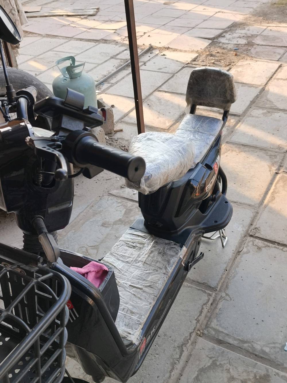 دراجه شحن حجم 14 شركه sk8
4باتريات 15 أمبير جدد قبل شهرين بدلتهن
عقل 500واط , 48 فولت 
سرعه حقيقي 40 
الدراجه كامله بس ناقصه سيم بريك أمامي مقطوع وبس
السعر 300 وبيها مجال
مكاني بغداد العامريه
***********