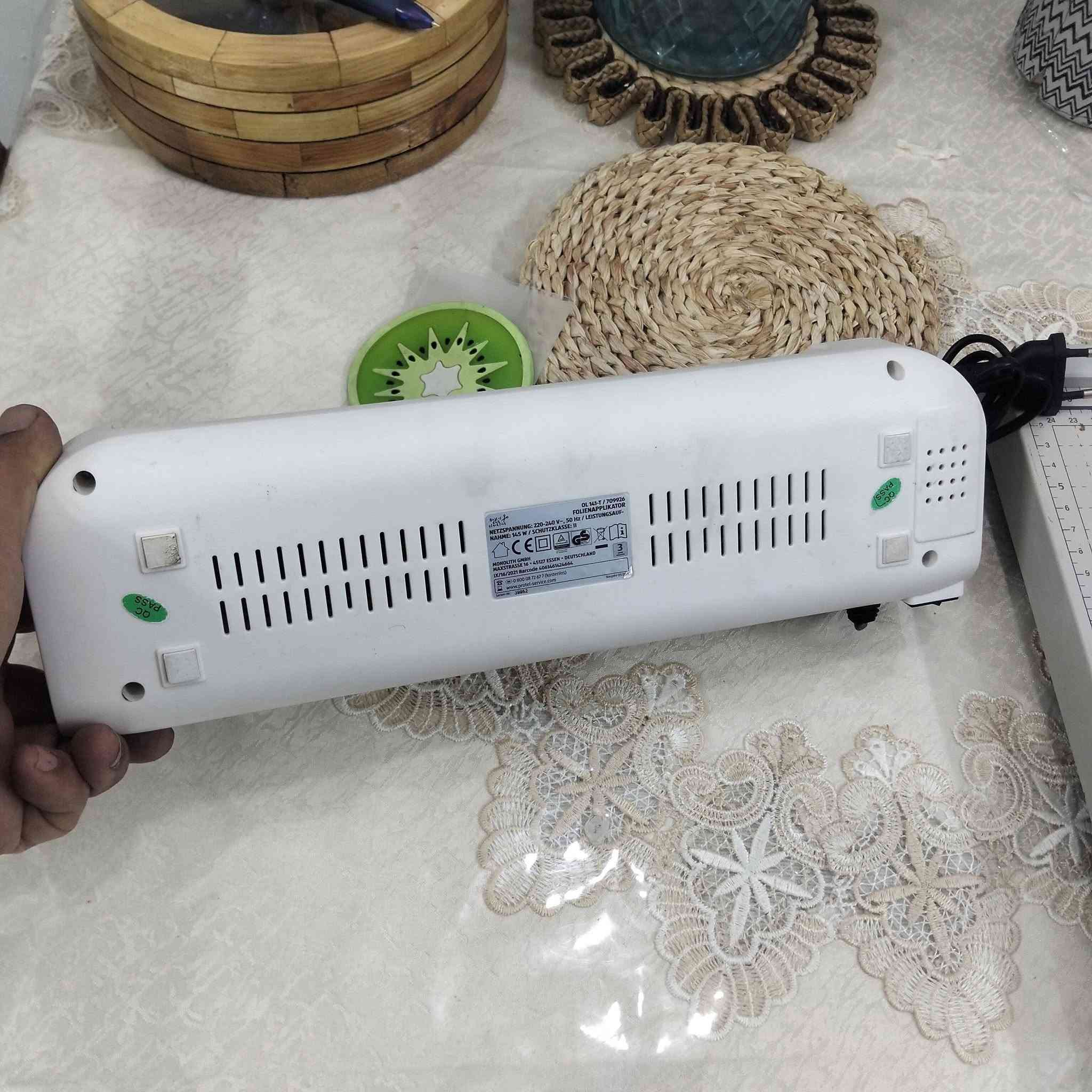 للبيع
جهاز كبس الهويات. A4
مع 
مقص ورق.  A4
شاهد الفديو بعمل الجهاز
السعر 25 الف
يوجد توصيل 
بغداد
***********

نص مكتوب في الصور:
- Ready