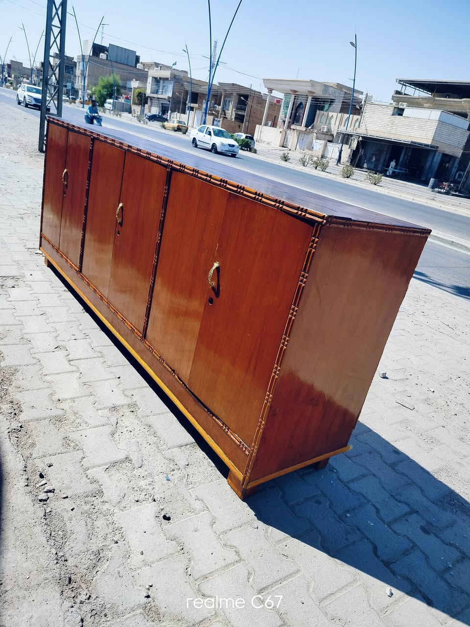 بوفيه مترين ونص تزكام ثقيل السعر 110الف للتواصل العماره الاربع سايدات //***********

نص مكتوب في الصور:
- realme C67