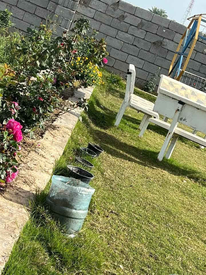 السلام عليكم/ قطعة ارض مساحة 1150 متر طابو25 زراعي مشيد داخلها بيت حديث مساحة350 متر بلاضافة الى حديقة خارجية مساحة 300 متر  علما البناء سنة 2025 يتكون من 3 غرف نوم وهول وحولي ومطبخ حار وبارد واستقبال  ومخزن خارجي فقط الكاشي لم يكتمل / العنوان تاجي الحماميات قرب قاعة الحديد  امام الملعب التساعي/ اي ستفسار على رقم الاسيا يوجد واتساب‭***********
