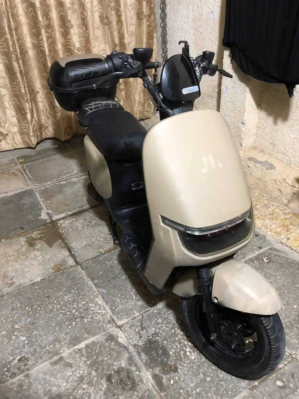 سلام عليكم دراجه شحن ريان 4 بطاريات نضيفات فواصفات حلوه 
بصمه تشغيل عن بعد نضام البك اربع اشاير لايت زنون عالي ناصي هورن بكلايت دراجه نضيفه سعره 300 مكاني نجف *********** او مراوس ب R9

