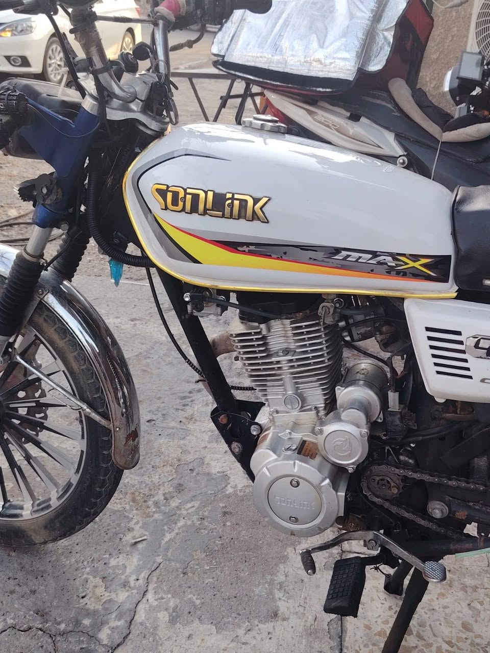 دراجه إيراني للبيع موديل 24 
الدراجه 5 گير مكينتها حجم 200cc اوراقها موجوده منفيس بيها نضيفه بيها نقوصات بسيطه 

تايرات كله جديد زنجيل بكره خلفيه واماميه  جدد تانكي وصفاحيات جدد الواقيه مال الزنجيل موجوده اني ما شادها 

السعر 500 وبيها مجال مكاني الدوره 

موشراي لاتعلق 

للاستفسار *********** واتساب فقط
