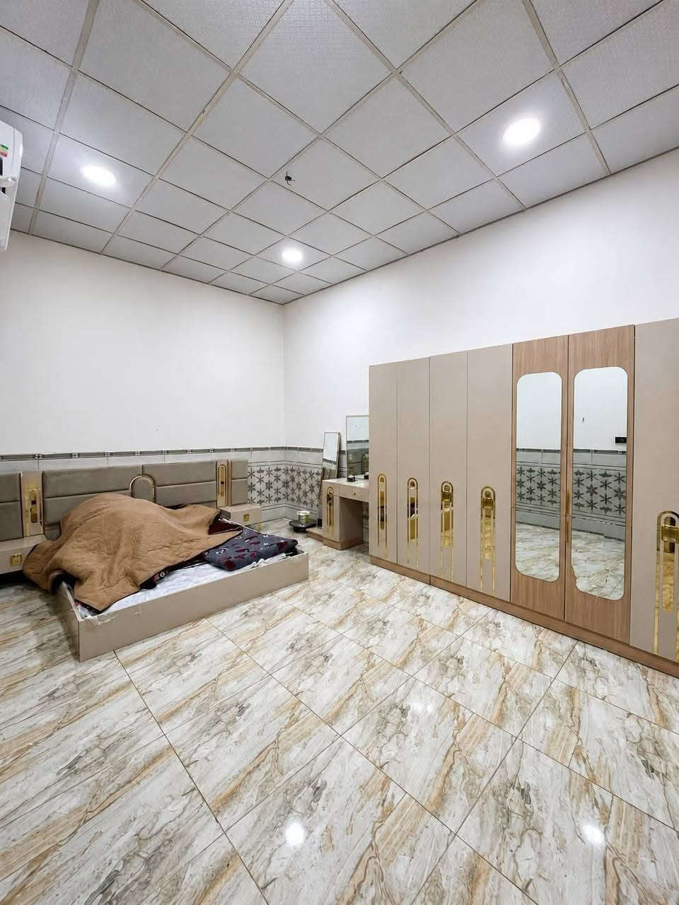 بيت مساحه ١٠٠ متر طابو صرف ثلاث طوابق يحتوي ع ٦ غرف صالتين ديوانيه مطبخ صحيات موقع تجاري الاسكان صناعي نهايه نزله ثالثه السعر ١٤٥ وبي مجال الشراي يتصل ***********
