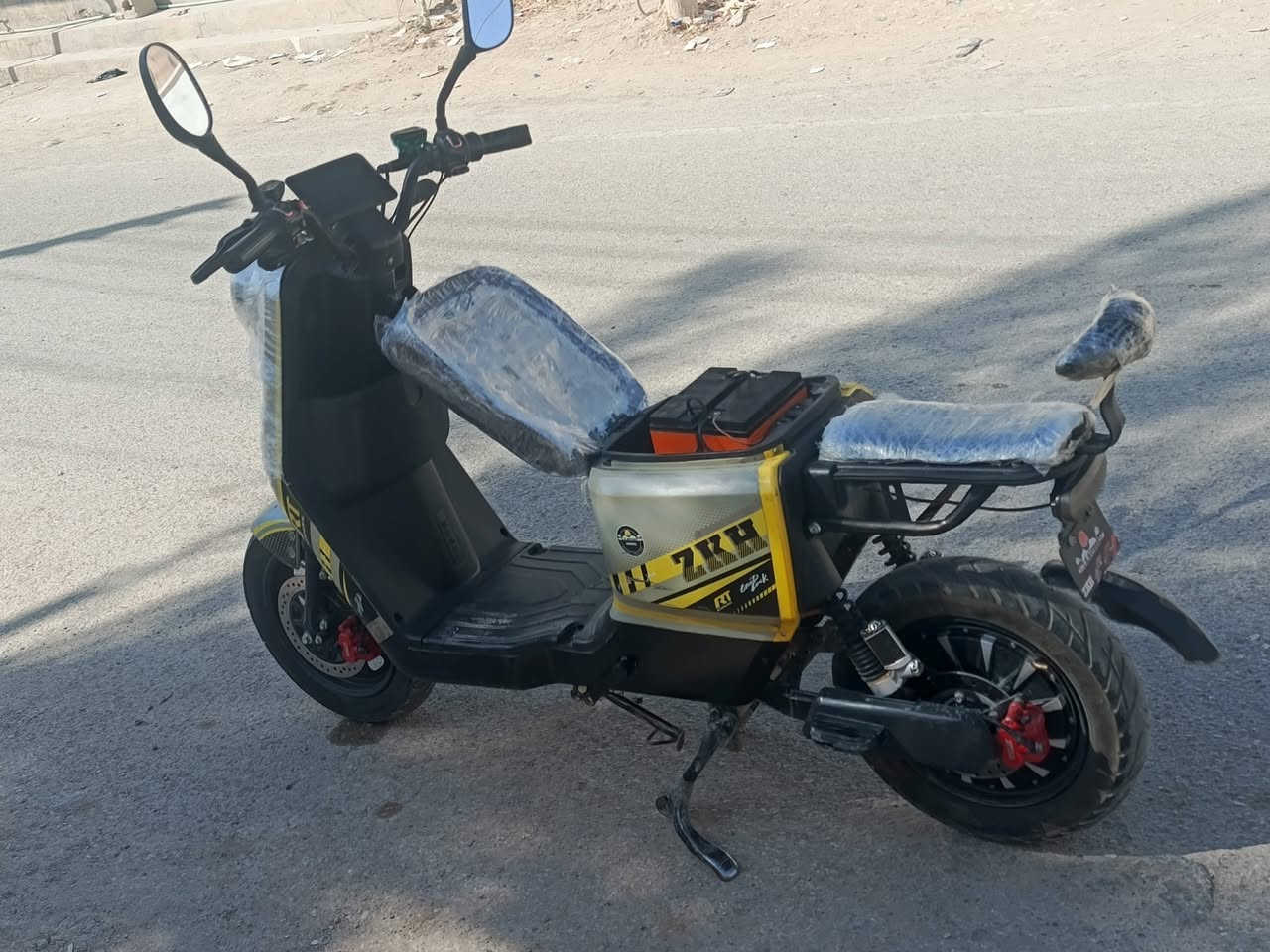 للبيع R11 جديد2024 
بطاريات جديده 
قوه الملف2000
تشغيل نضام السويج وكارت 
نظام رجوع R
شرط تواير جديده عقل جديد 
دبلات غاز أقصى حد يشيل وزن 200kg
سرعته 60حقيقي
بريكات شغاله امامي خلفي 
نظام كمبيوتر اي عطل يضهر على الشاشه
كلشي شغال ماكو اي عطل  
السعر خاص الي ما يشتري لا يتعبني ولا اتعبه

