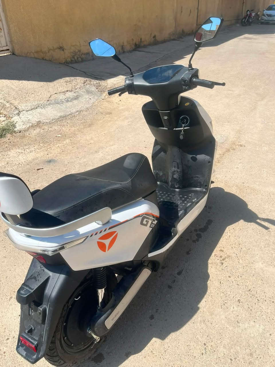 دراجة كهربائية Gt20 من شركة Yadea نظيفة جداً،استخدام محافظ
٦بطاريات وقوة تحمل قوية تحمل اكثر من ٣٠٠ كيلو 
كاملة المواصفات من حيث الشحن وغيرها 
الدراجة جاهزة للفحص والتجربة 
التواصل ***********
