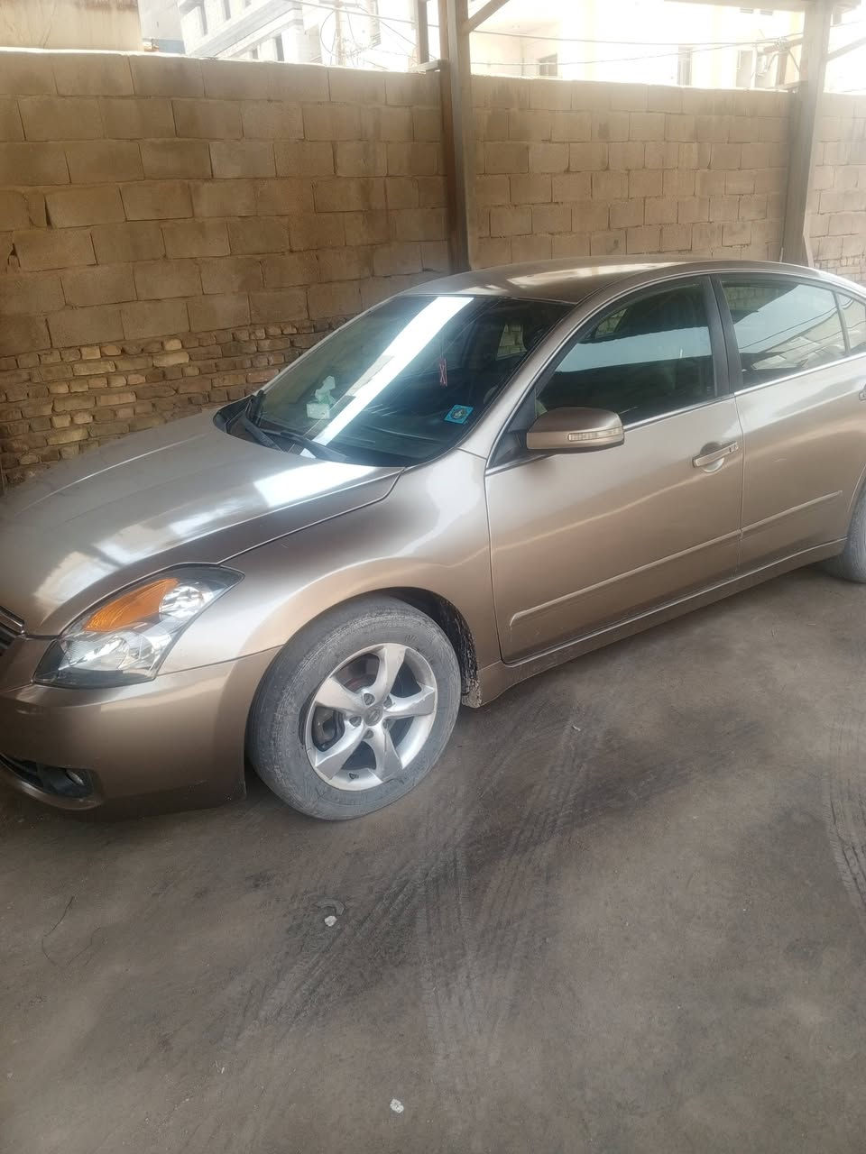 ---
*للبيع نيسان التيما 2008 وارد امريكي* 

*الرقم*: بغداد - مشروع وطني - شرط التحويل  
*اللون*: ذهبي غامق مميز  
*المواصفات*: 
- محرك 4 سلندر 2.5 اقتصادي جداً بالبنزين
- كير اوتوماتيك مكفول 
- تبريد ثلج 
- شاشة اندرويد + كاميرا رجوع
- ويلات المنيوم اصلي
- سيارة عائلية ونظيفة

*الحالة*: 
- صبغ عام تجميلي نظيف
- المحرك والكير والتبريد كله مكفول
- ضربتها صندوك فقط بدون دواخل
- السيارة جاهزة ماتحتاج اي شي

*السعر*: *82 ورقة* وبيها مجال بسيط للشراي الصدك  
*المكان*: البصرة - ........  
*للاستفسار*:***********x 

الرجاء الاتصال للجادين فقط. لا داعي للمساومة عالتلفون. تعال شوف وافحص وتفاهم
---

