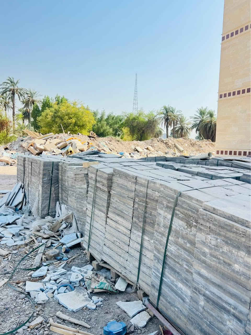 السلام عليكم متوفر كاشي بعده بسكيبته نزلته صار 4 اشهر واريد ابيعه الكميه بحدود 900 متر ابيعه كله شلع نقشه ناعمه نص والنص الثاني نقشه خشنه مثل ما موضح بصوره 👇👇 للاستفسار  📞 ***********. المكان بغداد 
@الجميع بغداد, العراق
