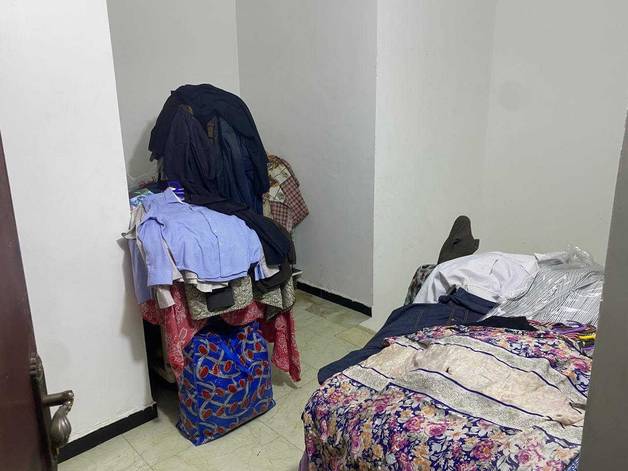 بيت للبيع في حي الجهاد (الأمانة) خلف جامع مديحة، مساحته 100 متر مربع (10 في 10) وبناء سنة 2015. يحتوي البيت على أربع غرف نوم (ثلاث منها مساحتها 4 في 4 وغرفة واحدة كبيرة مساحتها 5 في 6)، بالإضافة إلى صالة استقبال بمساحة 5 في 6 وهول داخلي بمساحة 4 في 4. كما يضم مطبخاً خارجي ومخزناً على السطح مشيدين بنظام السندويج بآنل، مع وجود ثلاثة حمامات ومناور عدد اثنين لضمان التهوية الممتازة، وتشجير بمساحة 60 متر. للاستفسار ومعرفة التفاصيل يرجى الاتصال حصراً على الرقم: ***********
