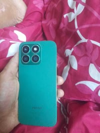 عندي مثل هاذه الجهاز شاشته مفطره بس شغاله مابيها شي وظهر مكسور شغال زك...