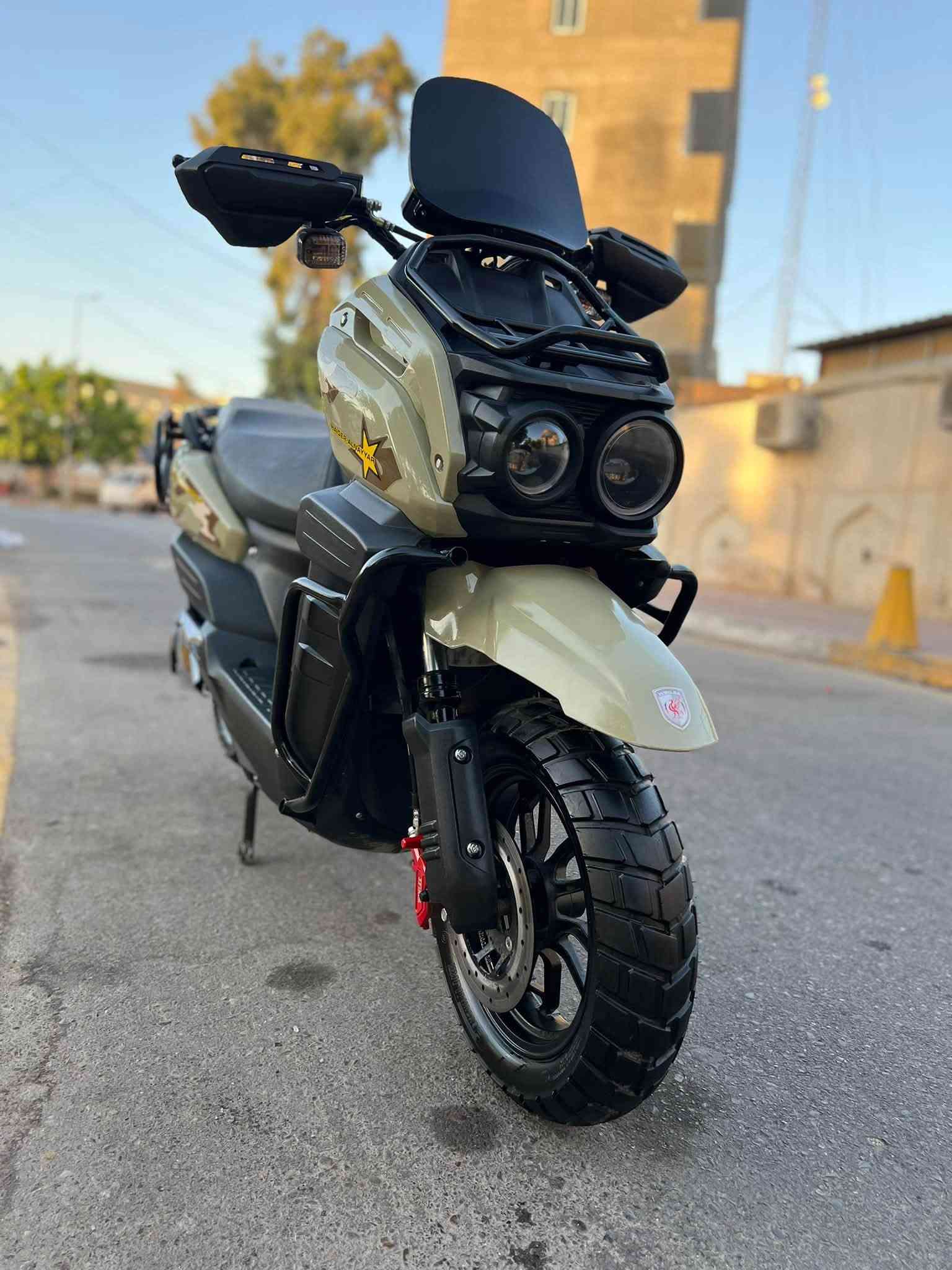 سلام عليكم شباب دراجه شحن للبيع نوع اباتجي وكاله حيدر نيار دراجه مستخدمه خمست أسابيع دراجه بطاريه مالتها ليثيوم 40 أمبير اصليه دراجه بعدها وكاله كفاله عامه ع فحص تجي وتفحص وشوف بعينك كامله وجاهزه من كل نواحي شلعه  
معدل فول 

مواصفات 

النوع اباتجي جبلي 
مده استخدم شهر وكم يوم 
البطاريه ليثوم 40 أمبير فوسفات الحديد اصليه 
تمشيك بل شحنه وحده 85كيلو 
السرع 1.2.3 ونمره رابعه S يعني دراجه اربع نمر
 دبل اشاره 
نمره R رجوع لخلف 
شاشه تاب تعرض لك كل عطل أن وجد
أطارت جبليه 
بريكات دسكات دهن هدروليك 
شاحنه اصليه ذات الشحن سريع ويقاف ذاتي 
جهاز انذار السرقه
تشغيل عن بعد 
تشغيل كارت وسويج وبصمه 
قفل استيرن 
لونها مميز كلش 
السرعه 90 حقيقي معا الوزن  
بعد بيها مواصفات تخبل 

اي استفسار اتصال. 

***********
مكاني بغداد
