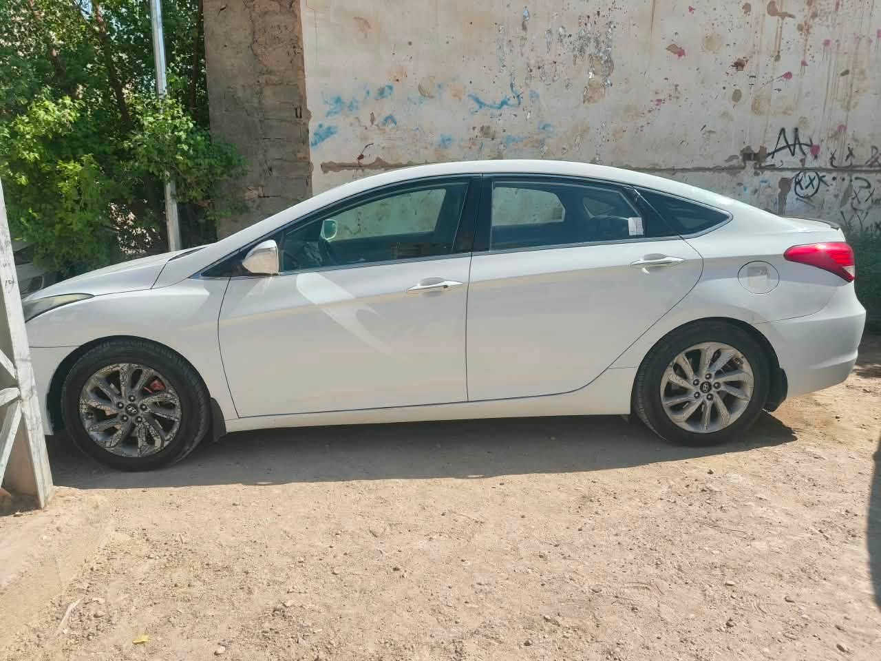 هونداي j40
2014وارد كوري فول مواصفات بانوراما ٥ بصمات اعلى فئه 1/1 ضرر باب يمنه بارد  باقي كفاله رقم بغداد الجديد محرك 2000 سياره جاهزه الاخير  المكان الرمادي السعر ١٢٠ وبيها مجال مكلف بنشر الاتصال ***********
