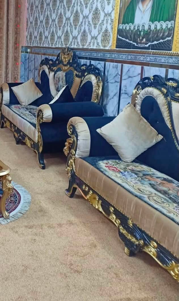السلام عليكم قنفات للبيع 
جاهز ملكي لون اسود وبيجي ملكي 
عشر مقاعد نضيف جدا اي ضرر لايوجد به نشبه نضافه 98% 
السعر 600 الف وبي مجال مكاني بغداد اتصال اوتساب ***********
