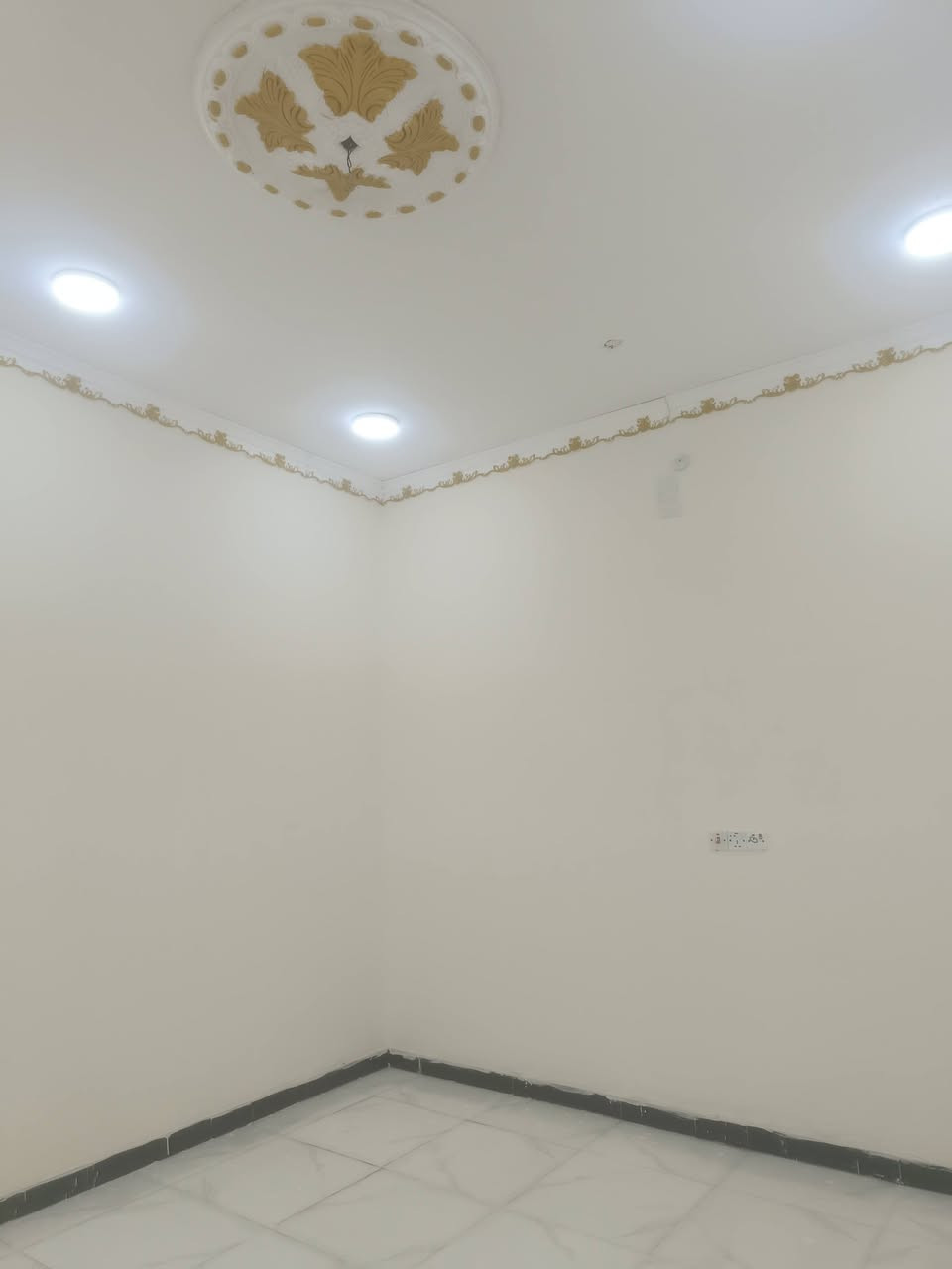 🏡 بيت للبيع – البصرة / أبو الخصيب / محيلة

📐 المساحة: 200 متر
📄 الطابو: زراعي باسم عراقي – سند 25

✨ مواصفات البيت:

- 3 غرف نوم
- استقبال
- صالة
- مطبخ
- درج
- كراج سيارة
- صحيات داخلية وخارجية
- بناء حديث
- ديكورات كاملة وتشطيب مرتب

🛣️ الموقع:
البصرة – أبو الخصيب – محيلة
على شارع مبلط 10 متر
يبعد حوالي 200 متر عن شارع السايدين

💰 السعر: 120 مليون دينار عراقي (قابل للتفاوض)

📞 للاستفسار:
أبو مهدي
***********

📢 نستقبل عروضكم العقارية من جميع أنحاء البصرة.
