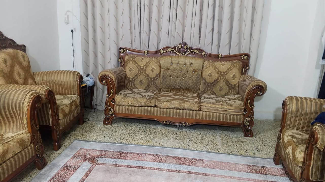 للبيع قنفه عدد ٢ و ٣ كرسي
***********
