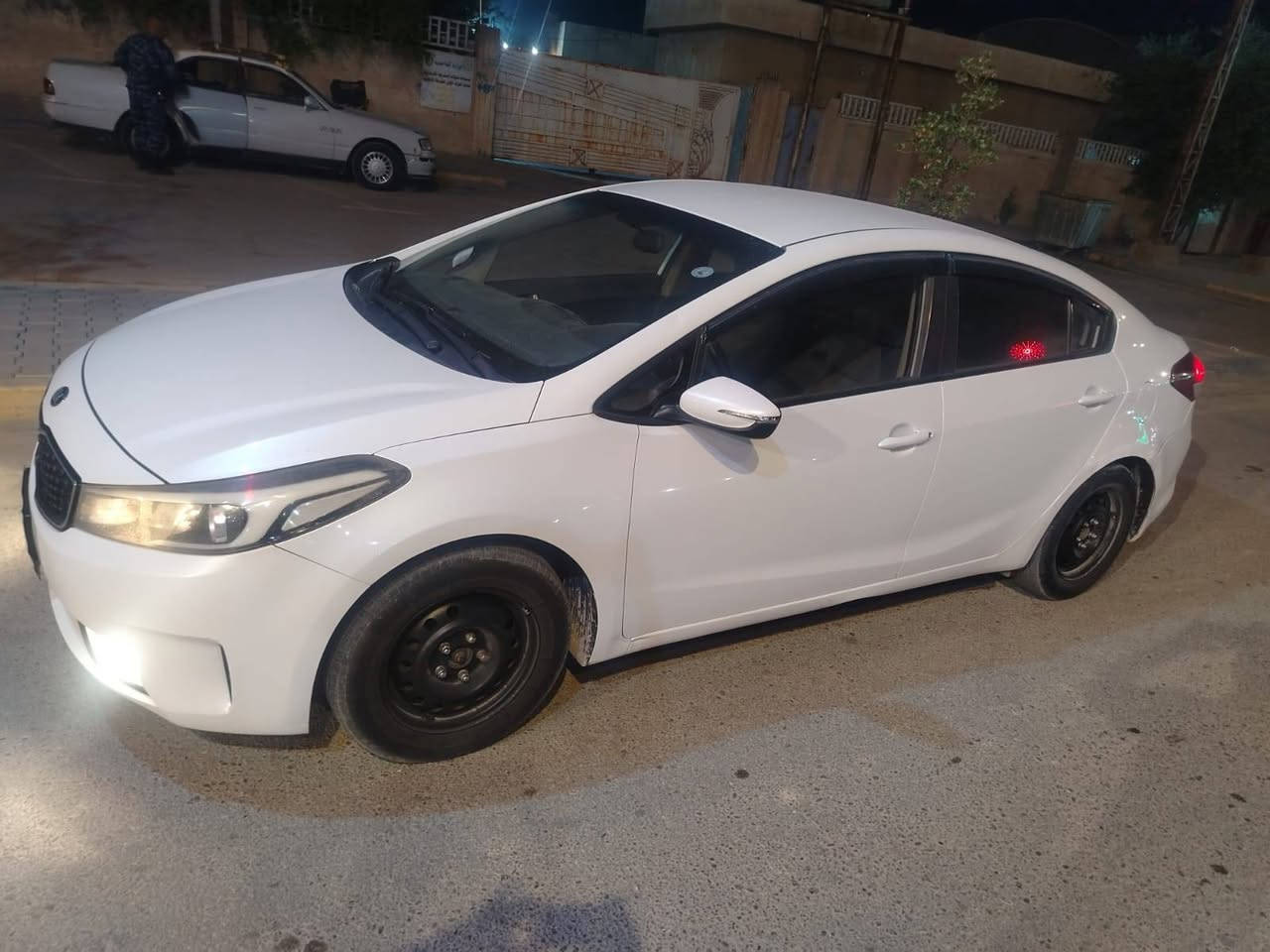 السلام عيكم
سيراتو 2017 خليجي   بيع او مراوس 
رقم اربيل تحويل وكاله
كفاله عامه مكينه 1600
كير مكينه كفاله تخم تاير جديد 
السياره جاهزه من كلشي 
السعر 118  اتصال ***********
