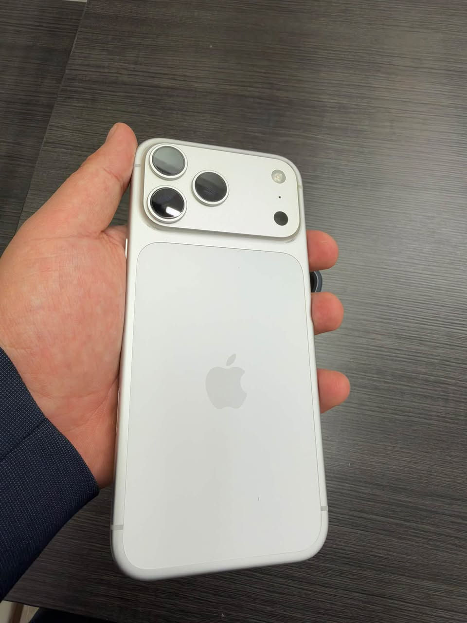 فوووول نظافة استعمل شخصي
17 Pro max 256 
بطارية 
91

***********
واتساب

نص مكتوب في الصور:
- حالة البطارية
- عادية
- تعمل بطارية Phor هذه على النحو المتوقع. حول البطارية والضمان...
- الحد الأقصى للقدرة
- ۹۱٪
- هذا قياس لقدرة البطارية مقارنة بقدرتها عندما كانت جديدة. قد تتسبب
- القدرة المنخفضة بتقليل ساعات الاستخدام بين عملية الشحن والأخرى.
- عدد الدورات
- ٥١٣
- هو عدد مرات استهلاك iPhone لقدرة البطارية. معرفة المزيد...
- تاريخ التصنيع
- آب ٢٠٢٥
- أول استخدام
- تشرين الأول ٢٠٢٥
