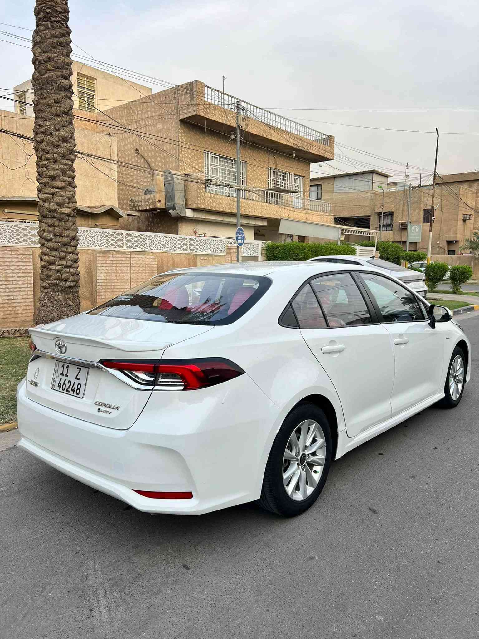 كورلا هايبرد • ٢٠٢٤ • جلد احمر