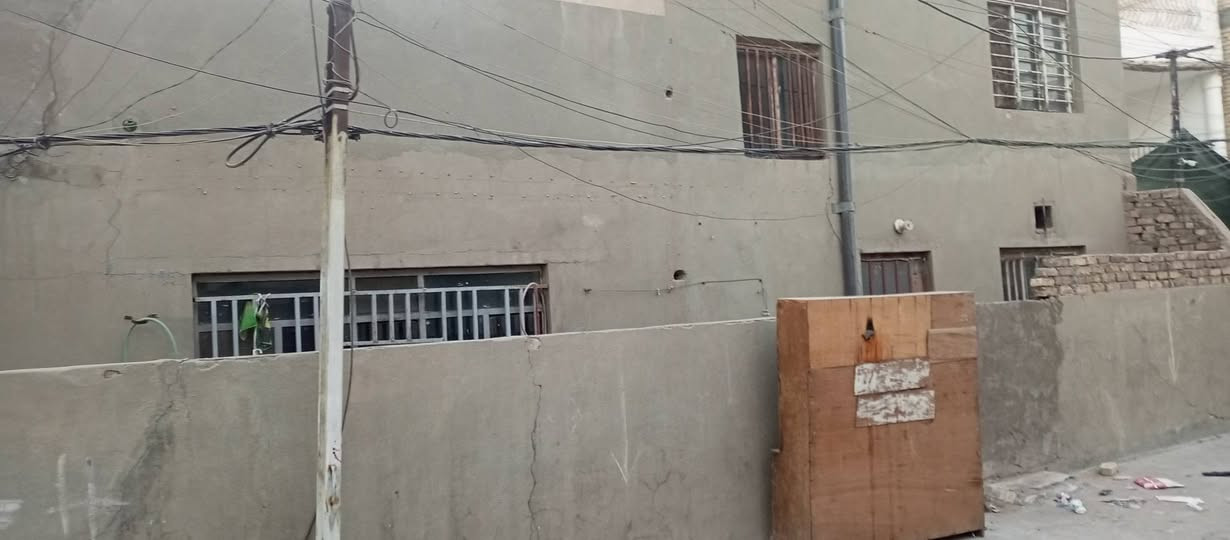 السلام عليكم يعلن مكتب الحاج ابو سيف للعقار عن وجود دار يعتبر قطعة ارض ركن بغداد الجديده حي الخليج خلف مدرسة الخليج للبنات  المساحه ١٢٧./ونص قابل للتقطيع الى ٤٢/ونص المراجعه على الارقام الاتيه *********** باداره  سيف
