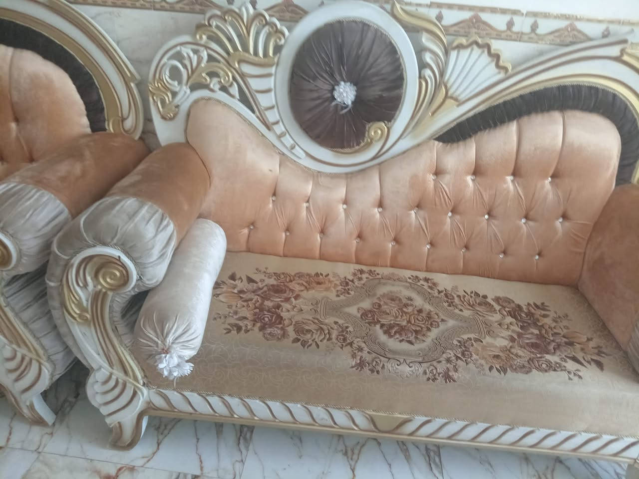 السلام عليكم عندي تخم للبيع10مقعد 5 قطع رقم الهاتف :***********
