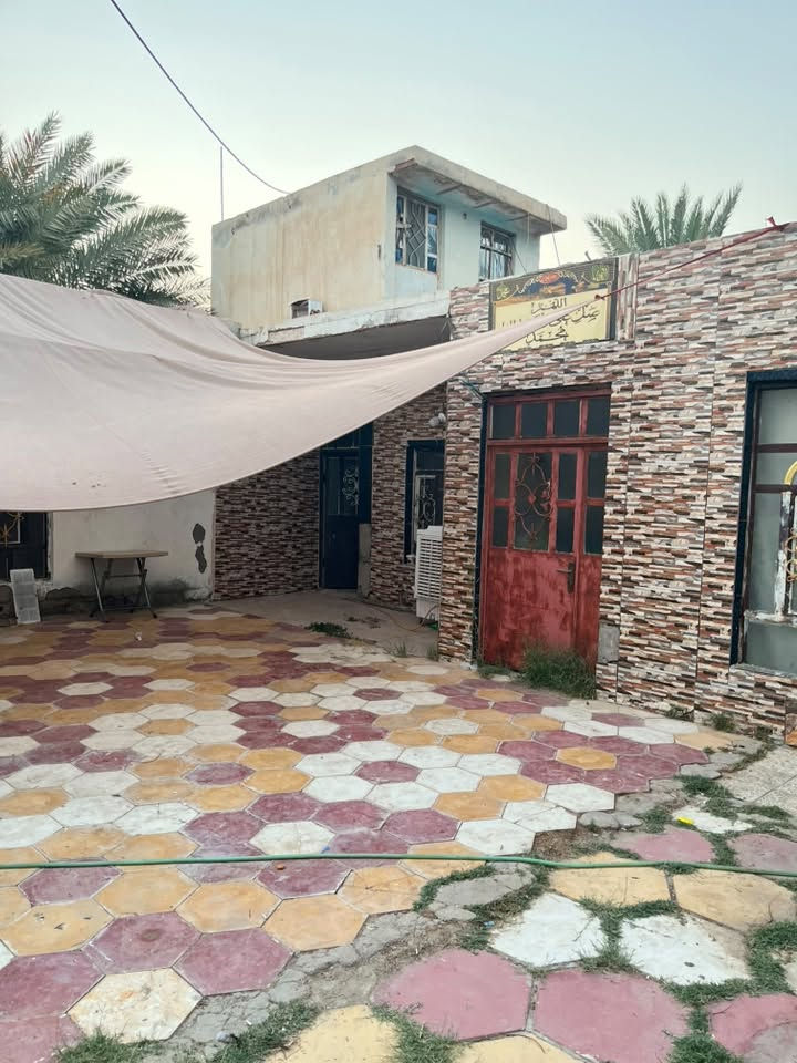 السلام عليكم  بيت للبيع يحتوي علا غرفتين وصاله ومطبخ وستقبال المساحه 300 متر البناء 180 متر بلوك مقابل الطاقه الكهربائية  نزله العكيلات كافه الخدمات للأستفسار الاتصال ***********
