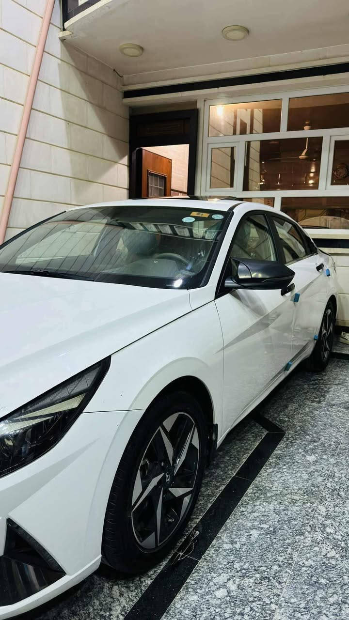 🚘 للبيع النترا 2023 خليجي 🚘
🔹 اللون: أبيض
🔹 المحرك: 2000cc
🔹 وارد خليجي
🔹 كير AT المرغوب
✨ فول مواصفات: 
✔️ فتحة سقف 2 طكه
✔️ بصمة وتشغيل عن بعد
✔️ حساسات أمامية وخلفية
✔️ نظام ترحيب
✔️ مرايا شفط
✔️ شاشة أصلية تدعم Apple CarPlay و Android Auto
✔️ 3 وضعيات قيادة (Eco / Normal / Sport)
✔️ نظام ABS
✔️ تبريد ثلاجة قطعتين
📌 الدهن كله أصلي
📌 باتري جديد
📌 مكفولة محرك وگير عليها ادامه كامله
🔧 الملاحظات:
السياره قطره صبغ مابيها ولا تبديل

بيها بارد فقط  (يعني ملاحظه جدا بسيطه)  وسياره مغلفه ppf وبيه كارت ضمان وسياره ماشيه ٦٦ الف كيلو متر
💰السعر المطلوب: ٧٥ ورقه وباقي اقساط تدفع للمصرف والقسط الشهري ٦٧١ ومتبقي ٣٥ شهر 
📍 المكان: بغداد

*********** 📞
