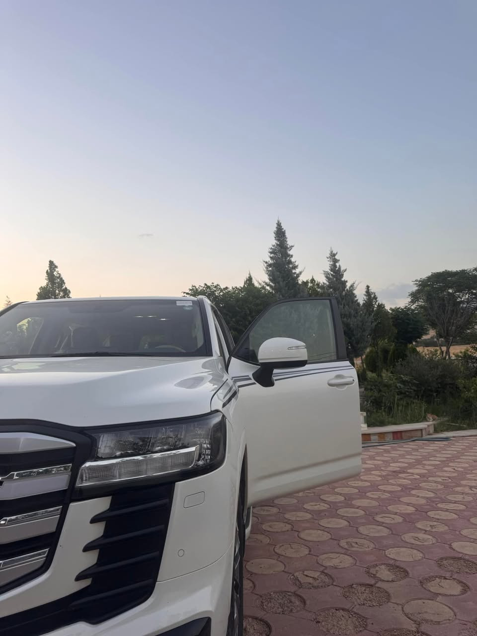 🚗 للبيع 

تويوتا لاندكروزر جي اكس ار –2022 خليجي وكالة ساز

•   🛣️  المسافة المقطوعة - 71 الف كلم 
----------------------------------- 

✅ المواصفات :

🏢 الوكالة: ساز
🚗 النوع: جكسارة
📅 الموديل: 2022
🎨 اللون: أبيض
📍 الكيلومترات: 71,000 كم

⭐ الحالة: ممتازة - بدون حوادث
🌍 المصدر: خليجي
⛽ الوقود: بنزين
⚙️ المحرك: 4.0 لتر
🔩 الأسطوانات: 6 سلندر
🔧 الجير: أوتوماتيك
🛞 الدفع: AWD
💿 الجنط: 22 إنش+
✅ المواصفات الموجودة:
• شاشة لمس كبيرة
• شاشة HUD
• بلوتوث
• Apple CarPlay
• Android Auto
• كاميرا خلفية
• حساسات أمامية
• حساسات خلفية
• كاميرا 360 درجة
• مثبت سرعة ذكي
• نظام الحفاظ على المسار
• نظام التحذير من التصادم الأمامي
• مراقبة النقطة العمياء
• تشغيل بصمة
• دخول ذكي بدون مفتاح
• تشغيل عن بعد
• مقاعد جلد فاخرة
• مقاعد كهربائية مع ذاكرة
• تدفئة وتهوية للمقاعد
• فتحة سقف بانورامية
• شاحن لاسلكي
• إضاءة داخلية محيطية
• نظام صوتي فاخر
• مرايا كهربائية قابلة للطي
• مصابيح LED أمامية وخلفية
• مكيف أوتوماتيك متعدد المناطق
• منافذ USB أمامية وخلفية
• السيارة رقم وبأسمي
• السيارة ماشاء الله حيل جديدة، ما بيها اي نقص، شرط

•السعر المطلوب : 61،500 $

• للاستفسار : ***********
