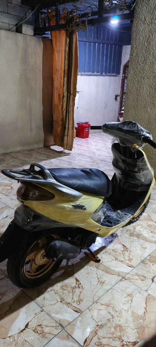 اكزز ياباني ..ما مفتوحه بلاديه من الطول للطول شلعه ومعدل الي تعجبك شرط ..تايرات جدد امس شادهن بريكات بل مكان  اشاير .عينه شغاله ناعمه المكينه شرط خرسه اويل بم الدهن شغال ايضاً كامله مكمله السعر 400 وبيها مجال مكاني البصرة كرمه علي رقمي ***********
