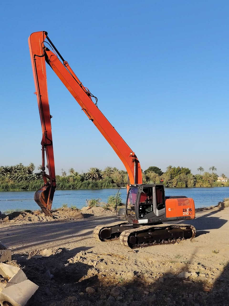 السلام عليكم z3 للبيع مكفوله كفاله عامه َموديل ٢٠٠٧ مكان النجف عباسية موبايل ***********
