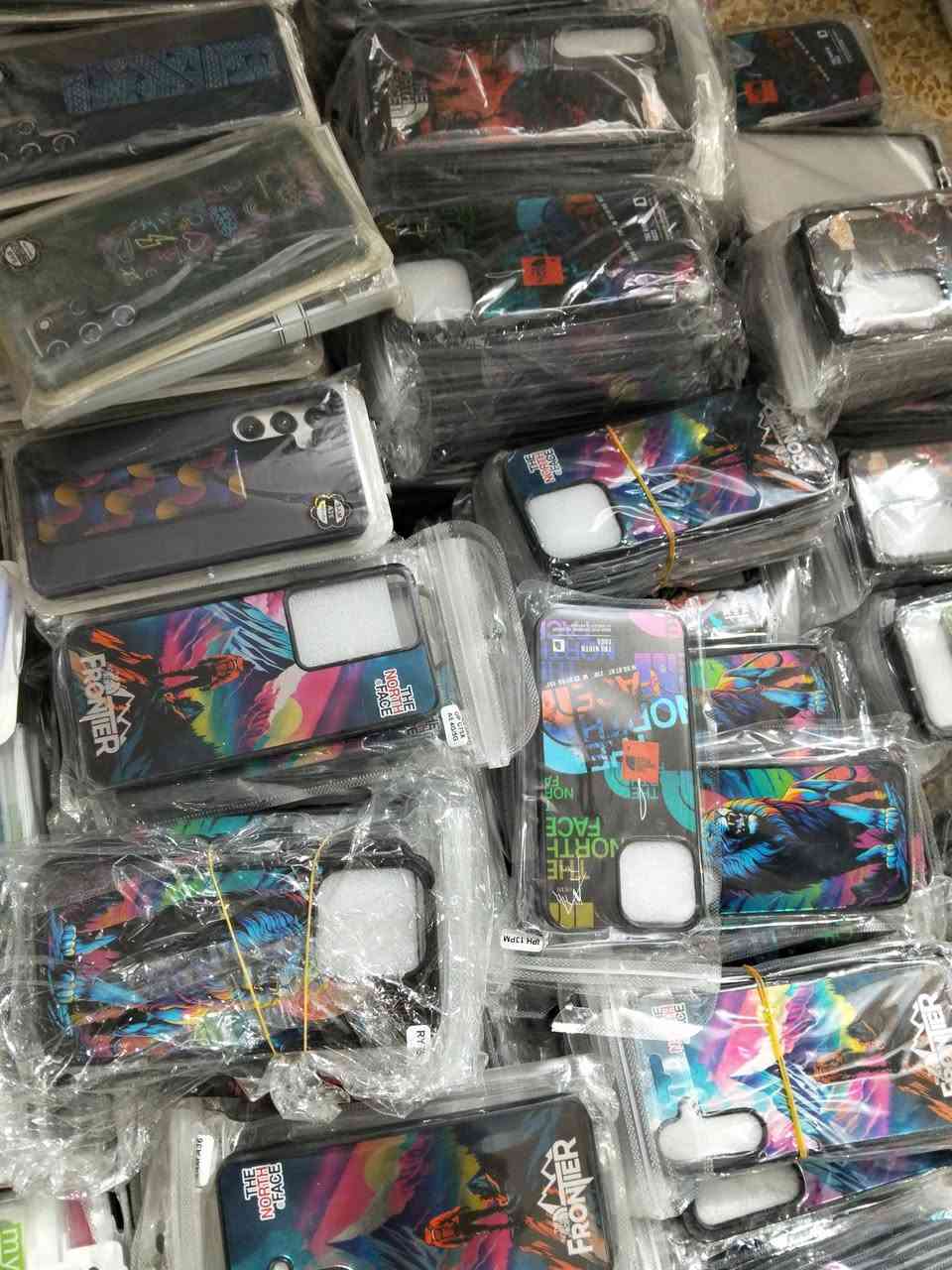 شلعة كفرات كلها بكج وجديد واكثره كل عشرة بجيس القطعة ب 500 بيهن كمية فوك العشرين الف وبيهن ايفونات كمية هواية كلش مرتبة اللي يفيده يراسلني ***********
