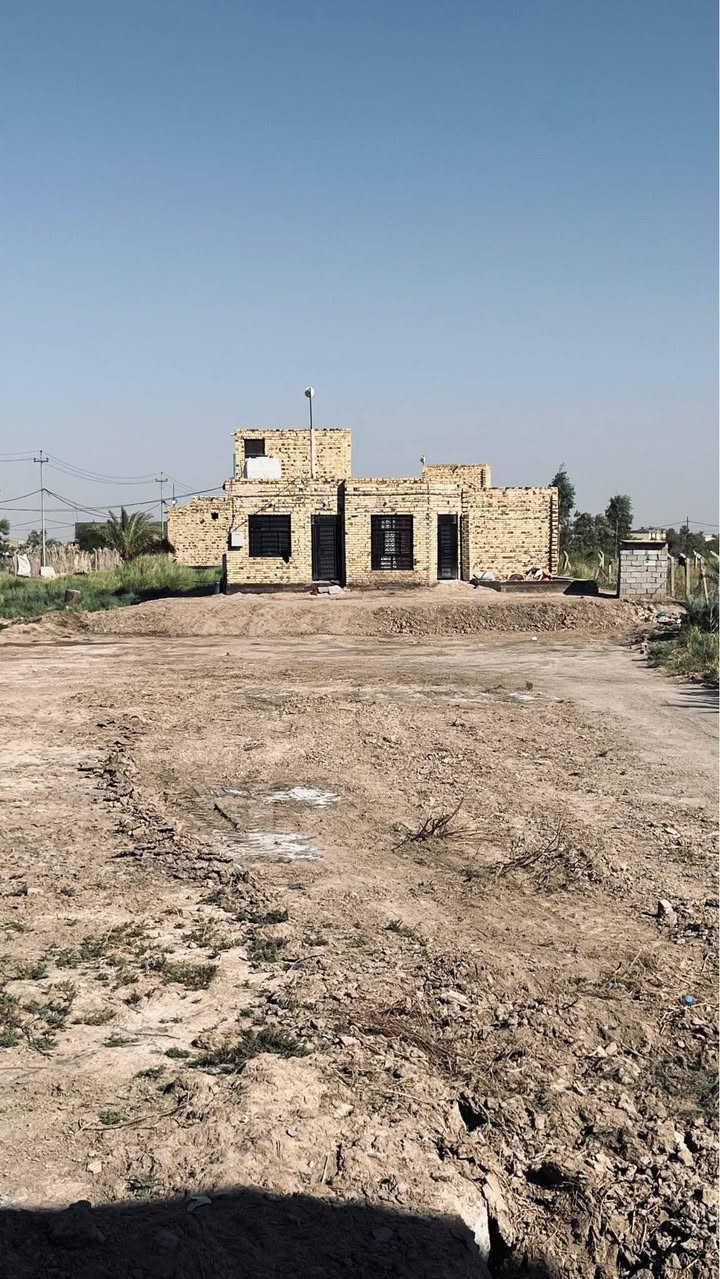 دونم زراعي سند25 مبني بي بيتين الاول 200متر بي غرفتين وصالتين ومطبخ وحمام وستقبال 
الثاني 150متر بي غرفتين وصاله ومطبخ وصحيات
*********** ديوانية, القادسية
