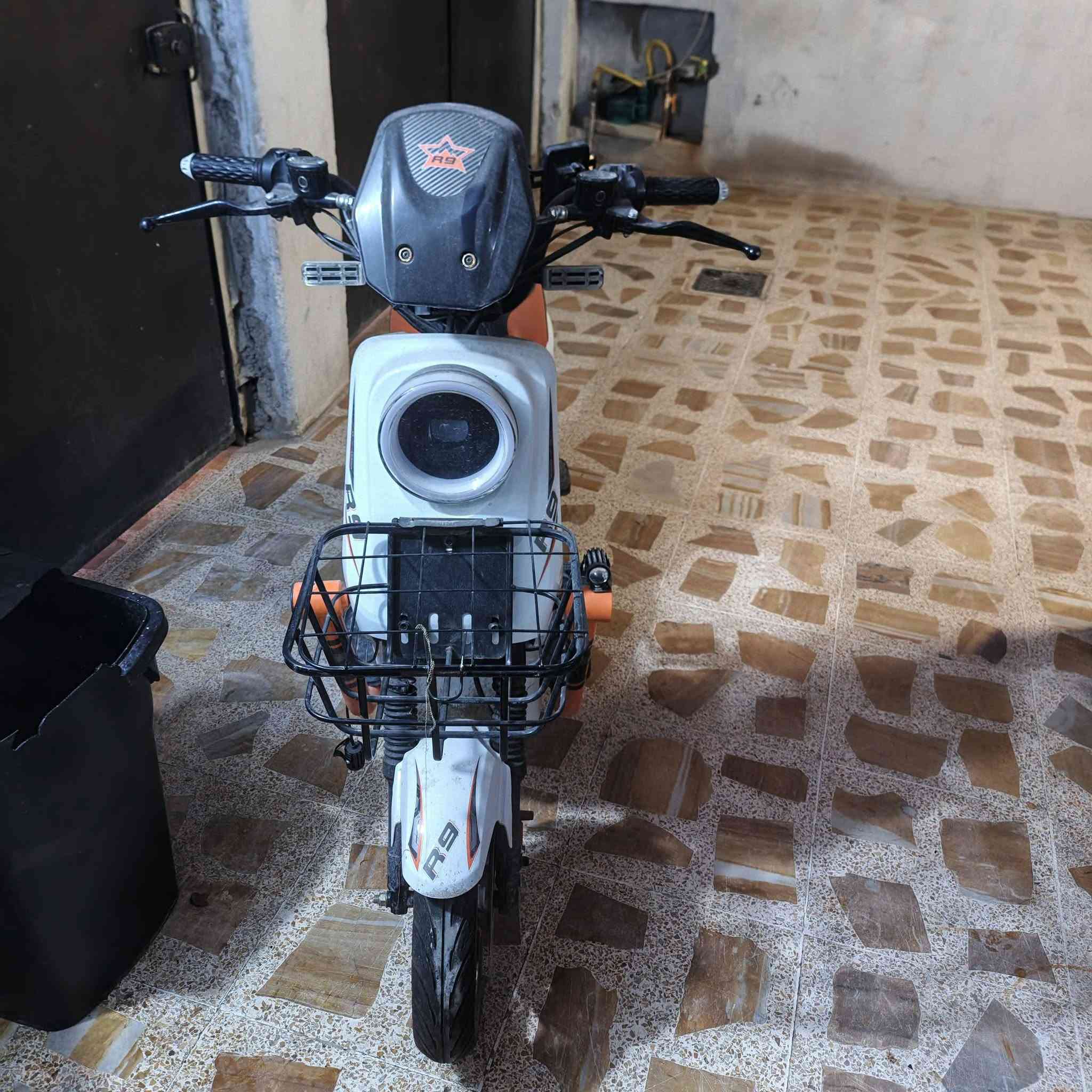 سلام وعليكم ماطور أر 9جديد ومتروك بتريات شرط فقط باتري واحد وكف المطور جديد بس متروك مكاني موصل ايسر سومر 
***********
سعر 300
