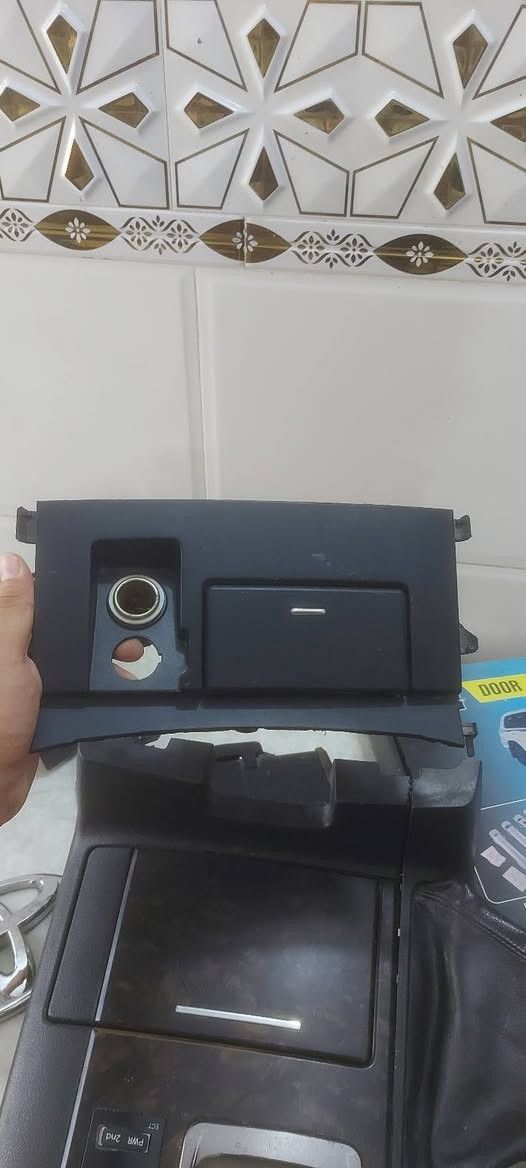سلام عليكم
غراض لاند كروز Gxr بلاديات للبيع 
يرهم من ٢٠٠٨ لل ٢٠١٥ 
مسجل 
صاج دواخل 
عصا الكير مع ملحقاته 
علامه تويوتا الاصلية 
منفضة 

توصيل متوفر 

***********
