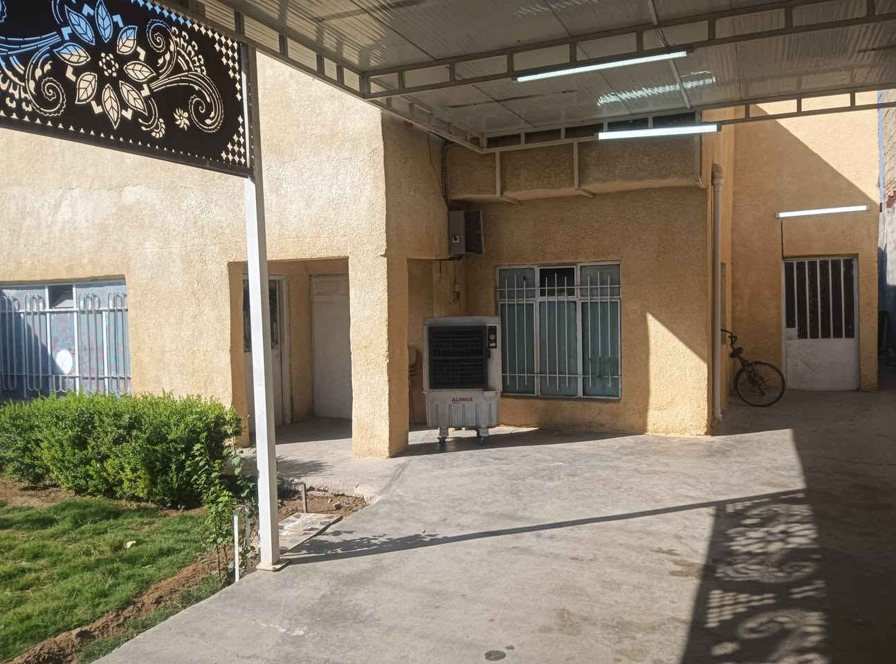 سلام عليكم دار لبيع المدائن الجعاره لبيت يحتوي على مضيف خطار وهول وخرفت نوم ومطبخ وصاله محرك الدرج مساحت البيت 250 متر طابو زراعي 25 خدمات كامله مجاري تبليط كل الخدمات متوفره  
***********
***********
