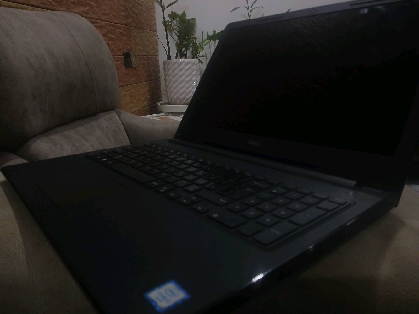 لابتوب Dell للبيع السعر 180 الف وبي مجال قليل وموجوده الشاحنه