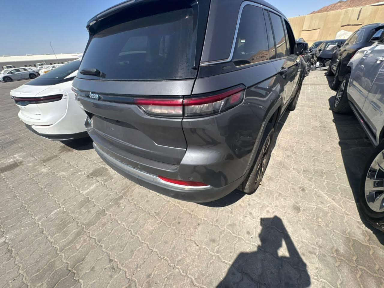 السلام عليكم
Jeep للبيع 
بلكن هايبرد 
موديل 2024 
حادث حالوب خفيف جدا 
سيارة ماشية 50,000 Miles 
مرقم بغداد وكامل 
السعر 33,000$ 
مكانهة بغداد 
تواصل 
***********

