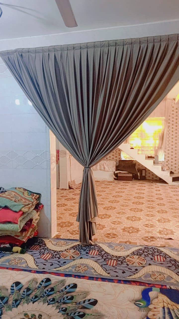للبيع بيت في كربلاء المقدسة، طويريج، منطقة ام جمل.
قريب على شط الله والمنطقة السياحي 
٢ كيلو عن طريق كربلاء المقدسة 
مساحة البيت 200 متر، بناء حديث درجة أولى.
البيت يحتوي على:
كاونتر تفصال كامل طباخ منظدي+ شافطه دهن 
البرد تفصال هم موجودات ويا البيت 
- استقبال
- صالة
- غرفة نوم
- مطبخ
- صحيات داخلية وخارجية
- طارمة
- منور
- تخطيط للطابق الثاني: 3 غرف نوم
مواصفات البناء:
- طابوق
- سيراميك  السقف
- أرضية بورسلين
- ماء وكهرباء كاملين
- خط مولد ذهبي
الموقع مميز:
- قرب مدرسة ابتدائية ومتوسطة وإعدادية
- يبعد عن الإمام الحسين (ع) 15 كيلو
السند: سند 25، قرار محكمة، تحويل بأسم المشتري.
السعر: [70 وبي مجال بسيط].
***********
***********
بيع مراوس عادي
